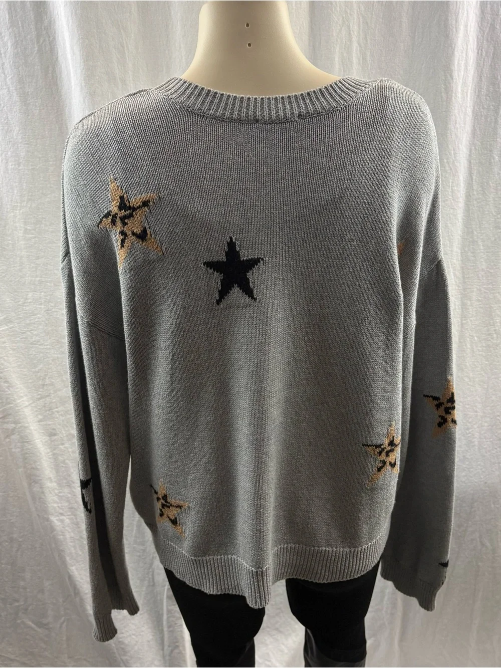 Rails Perci Star Sweater in the color Heather Grey Animal Stars M - Picture 4 of 12